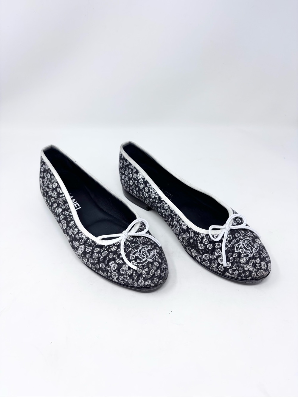 Chanel CC Cap Toe Black Denim Camellia Floral Ballet Flat Bow size 38 EU